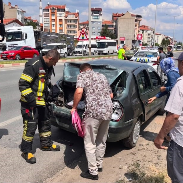 Kamyonun çarptığı otomobildeki 2 çocuk yaralandı
