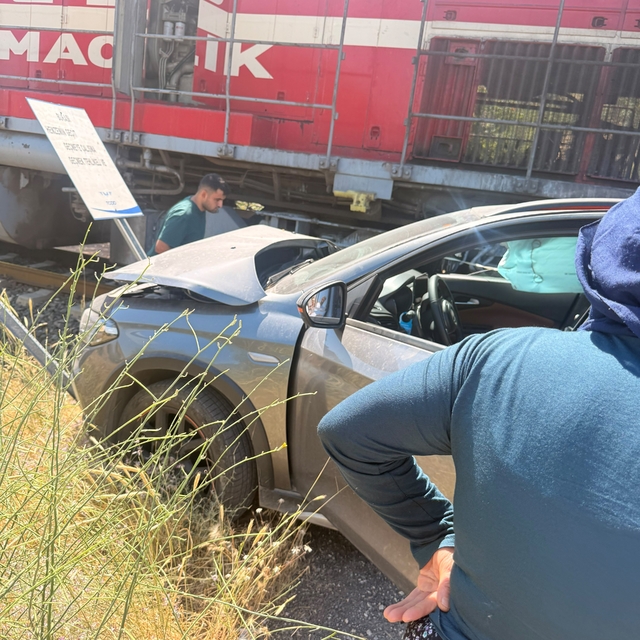 Manzarayı çekerken tren kazasını kaydetti
Tren araca çarptı