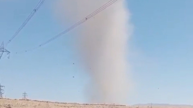 Elazığ'da korkutan hortum kamerada