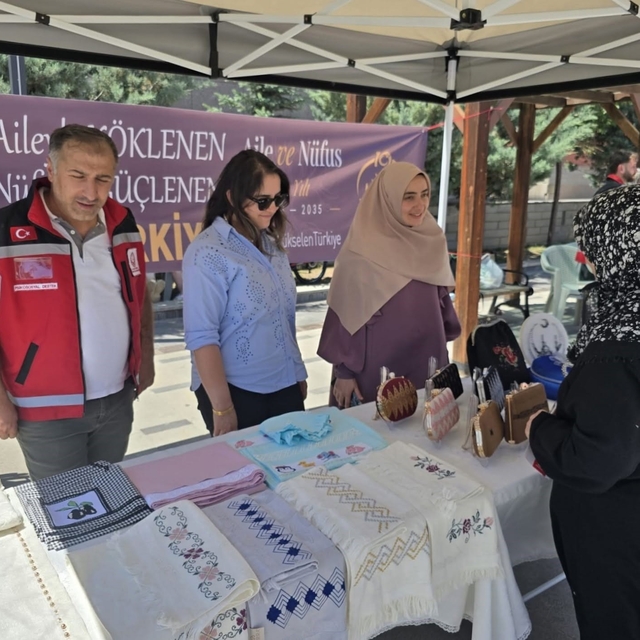 Bayburt'ta şehit ve gazi ailelerinin el emeği ürünleri sergilendi