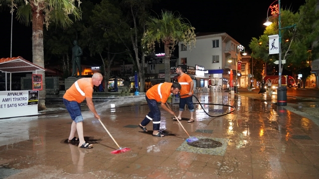 Ayvalık cadde ve sokakları köpüklü sularla temizlendi