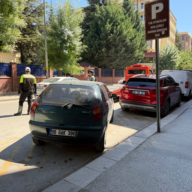 Tur otobüslerine ayrılan alana park eden araçlar ceza kesildi