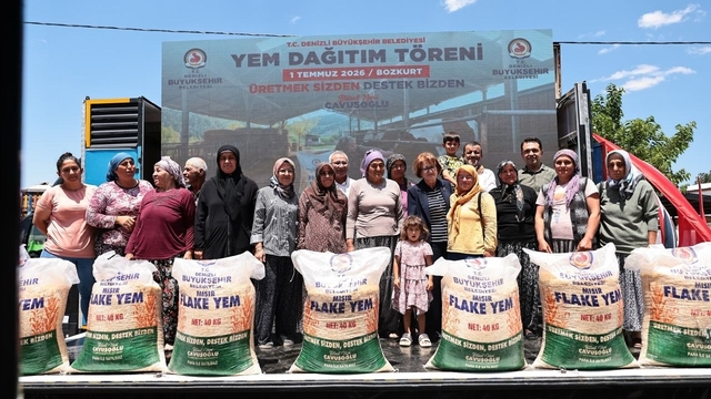 Denizli'de 19 ilçede 32 bin çuval yem yetiştiriciyle buluştu
Başkan Çavuşoğlu: "Üreticimiz kazanacak, Denizli kazanacak"