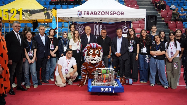 Robotlar spor salonunda yarıştı