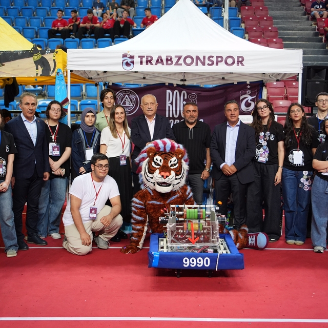 Robotlar spor salonunda yarıştı