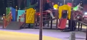 Çocuk parkında, motosikletleriyle oyun grubundaki parkura çıkan 2 kuryeye 1...