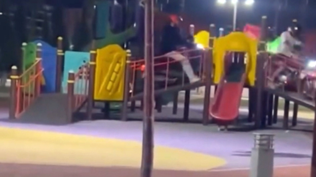 Çocuk parkında, motosikletleriyle oyun grubundaki parkura çıkan 2 kuryeye 146 bin TL ceza