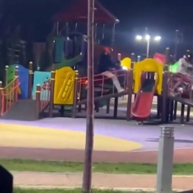 Çocuk parkında, motosikletleriyle oyun grubundaki parkura çıkan 2 kuryeye 1...