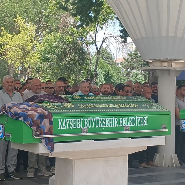 Düğün dönüşü kazada ölen çift ile çocukları Kayseri'de toprağa verildi