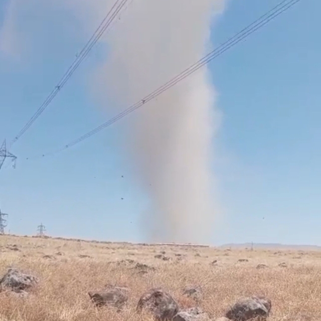 Elazığ'da korkutan hortum kamerada
