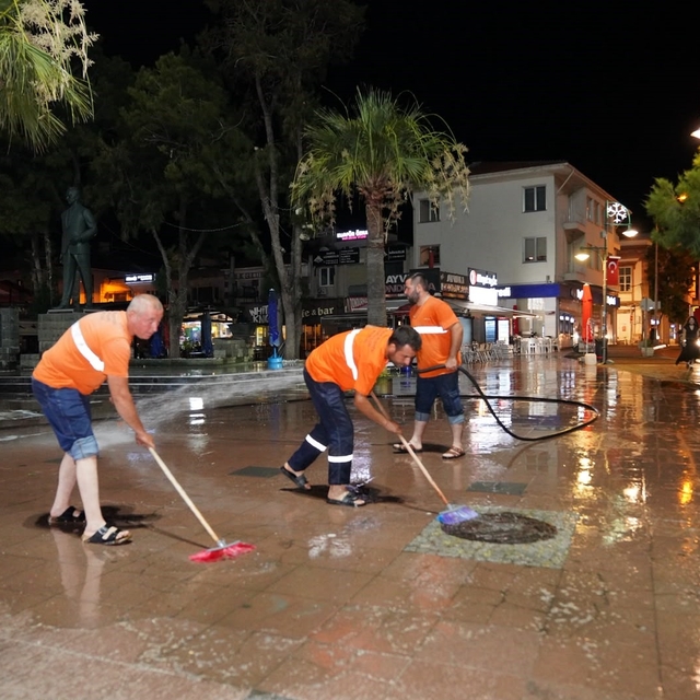 Ayvalık cadde ve sokakları köpüklü sularla temizlendi