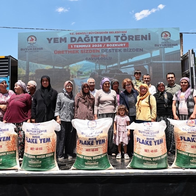 Denizli'de 19 ilçede 32 bin çuval yem yetiştiriciyle buluştu
Başkan Çavuşoğ...