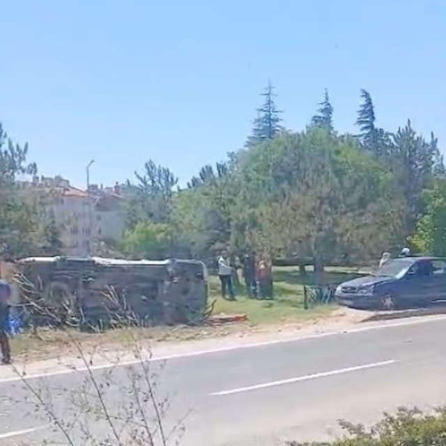 Eskişehir'de otomobil yol kenarına devrildi
