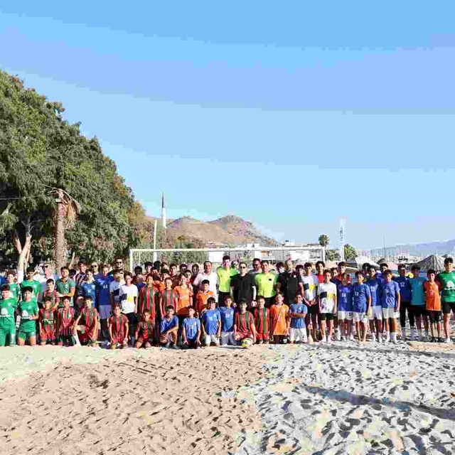 Bodrum'da 1. Günbatımı Çocuk Plaj Futbol Şenliği başladı