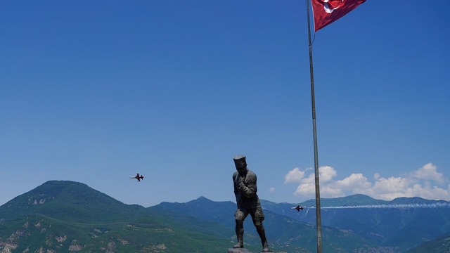 Türk Yıldızları Artvin semalarında prova uçuşuyla nefes kesti