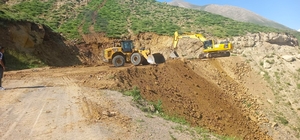 Ağrı'da köy yollarında bakım ve altyapı çalışmaları sürüyor