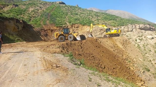 Ağrı'da köy yollarında bakım ve altyapı çalışmaları sürüyor