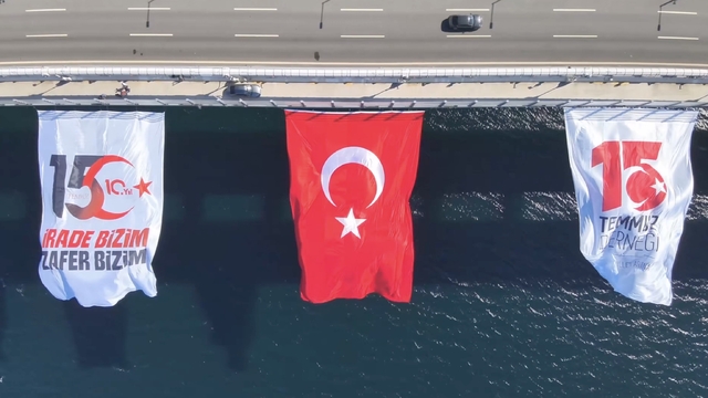 15 Temmuz'un 10'uncu yılı anısına Çanakkale Köprüsü'nde Türk bayrağı dalgalandırıldı