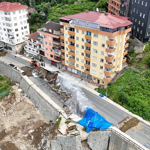 Rize'de çöken yolla ilgili tahliye edilen bina sakinleri "Biz uyarmıştık" d...