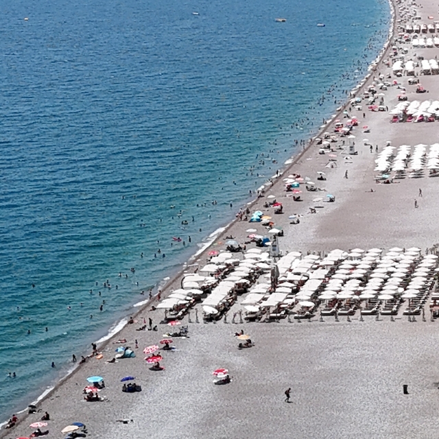 Antalya'da termometreler 38 dereceyi gösterdi, sahiller doldu