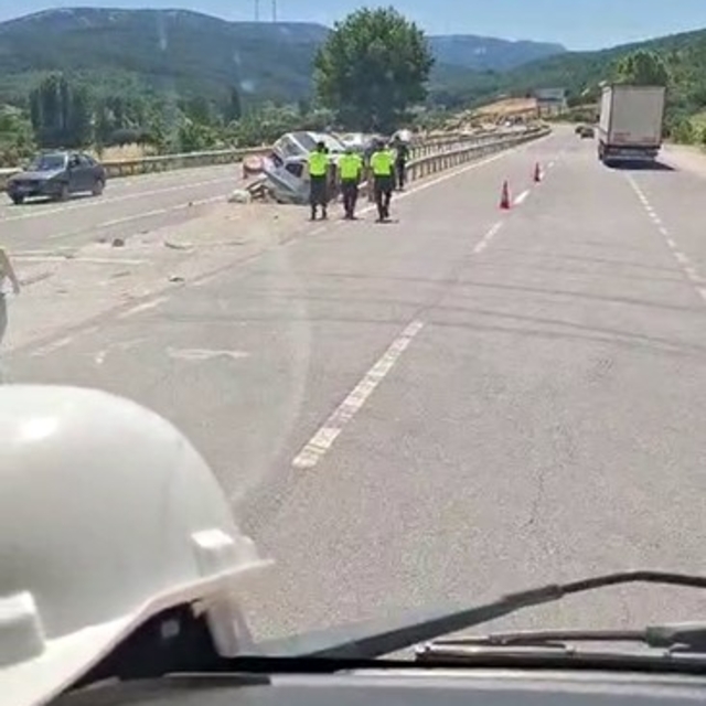 Orta refüje saplanan iki araç bariyerlerin arasında sıkıştı