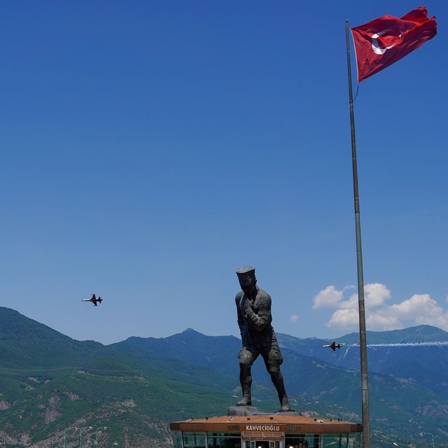 Türk Yıldızları Artvin semalarında prova uçuşuyla nefes kesti
