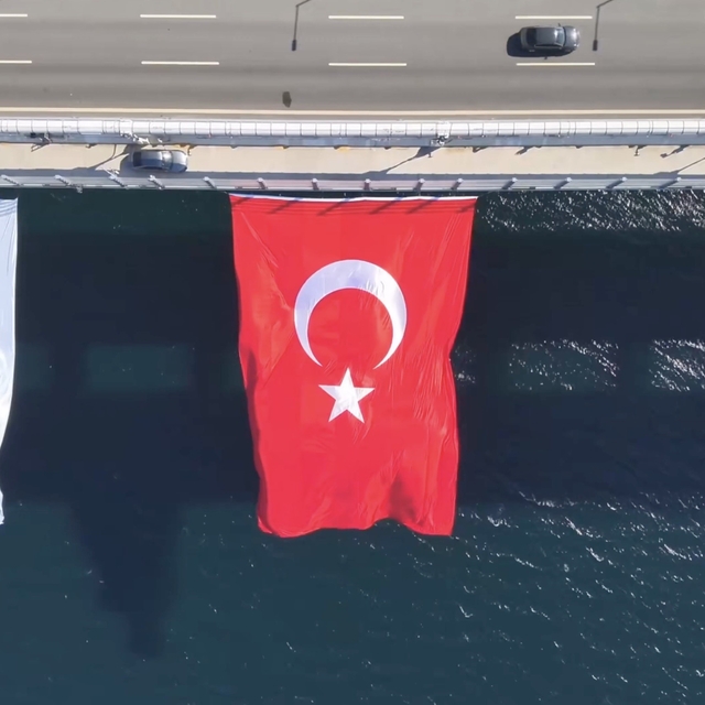 15 Temmuz'un 10'uncu yılı anısına Çanakkale Köprüsü'nde Türk bayrağı dalgal...