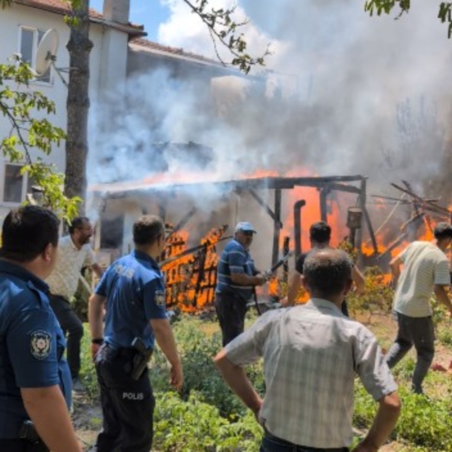 Amasya'da depo ve kameriye yandı