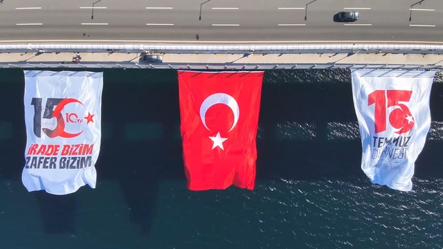 1915 Çanakkale Köprüsü'ne Türk bayrağı asıldı