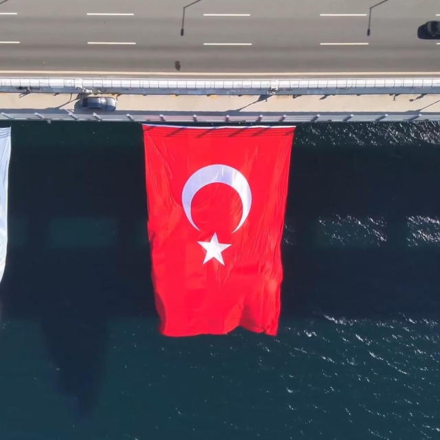 1915 Çanakkale Köprüsü'ne Türk bayrağı asıldı