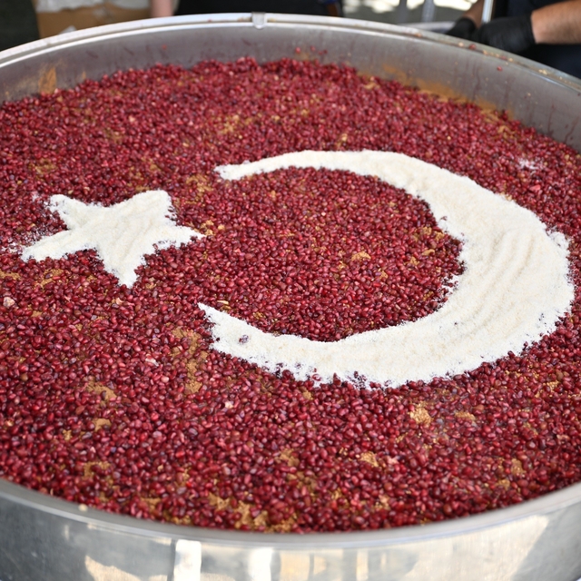 Manisa Büyükşehir'den Alaybey ve Laleli pazarlarında aşure ikramı
