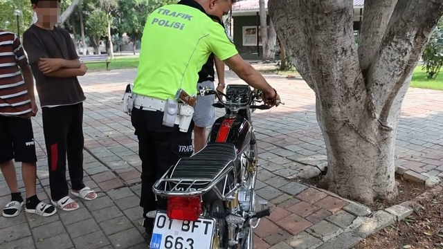 Kırmızı ışıkta geçen ehliyetsiz motosiklet sürücüsüne 85 bin TL para cezası