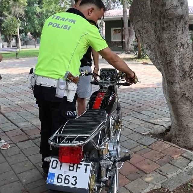 Kırmızı ışıkta geçen ehliyetsiz motosiklet sürücüsüne 85 bin TL para cezası
