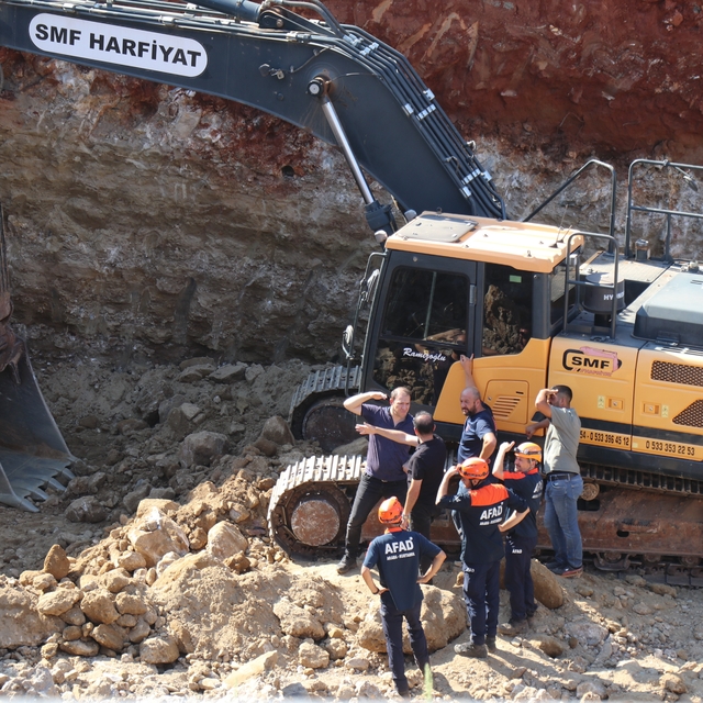 Denizli'de inşaat kazısında göçük altında kalan kepçe operatörü hayatını ka...