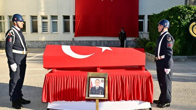 Şehit Uzman Çavuş Mehmet Demirbaş için Eskişehir'de tören düzenlendi
Vali Dr. Erdinç Yılmaz şehidin ailesine ve yakınlarına başsağlığı diledi