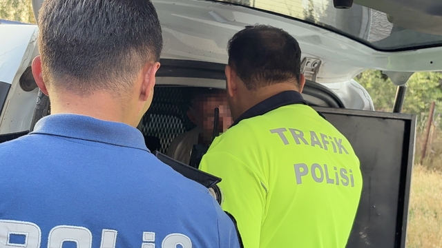 Uygulamada kimlik kontrolü yapılan çocuğun babası ekiplere mukavemet gösterdi
Görevini yapan ekiplere zorluk çıkaran motosikletli babaya 8 bin 965 TL ceza