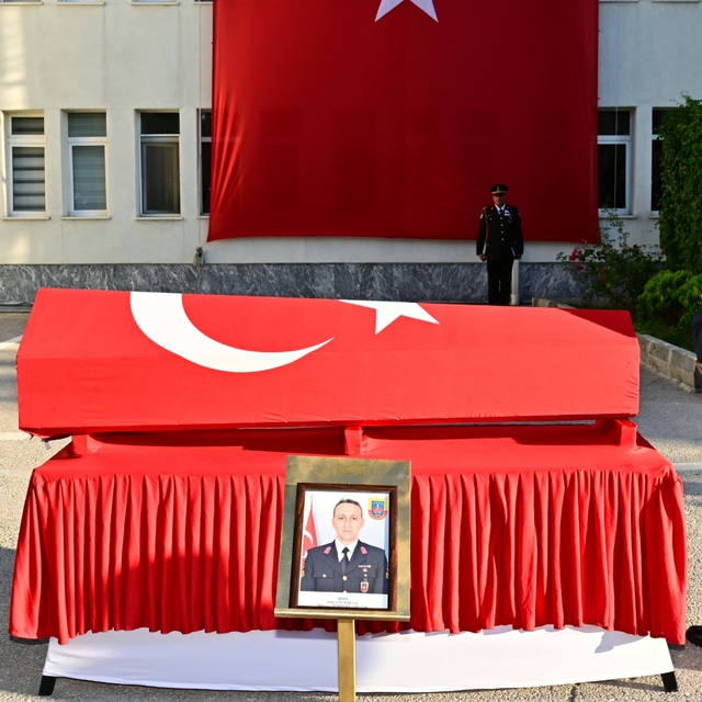 Şehit Uzman Çavuş Mehmet Demirbaş için Eskişehir'de tören düzenlendi
Vali D...