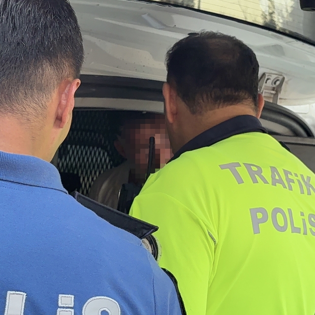 Uygulamada kimlik kontrolü yapılan çocuğun babası ekiplere mukavemet göster...