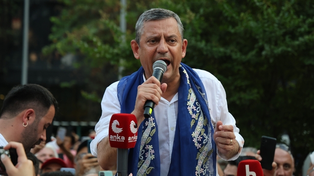 Özgür Özel'den yeni parti sinyali: "Sizi hiç üzmeden yeni bir yol açacağız"
Özgür Özel yürürken, yaşlı vatandaşlar yere düştü