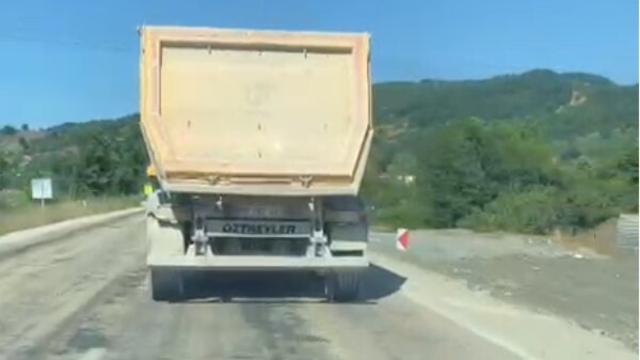 Hafriyat kamyonundan fırlayan taşın otomobilin camını kırdığı anlar kamerada