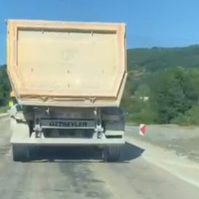 Hafriyat kamyonundan fırlayan taşın otomobilin camını kırdığı anlar kamerad...