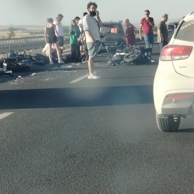 Ankara-Eskişehir yolunda iki motosiklet aynı istikametteki otomobile çarptı...