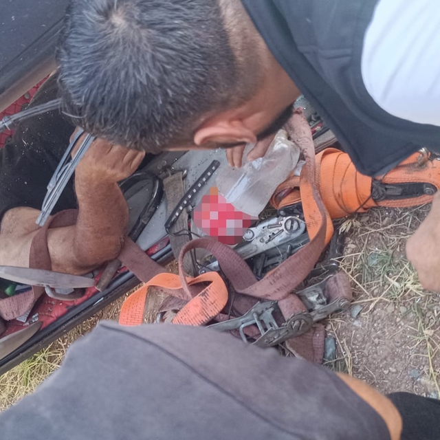 Diyarbakır'da çekici devrildi, sürücü yaralandı