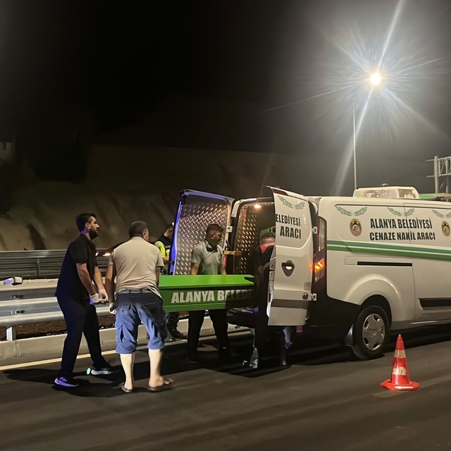 Alanya'da motosiklet bariyerlere çarptı, sürücü hayatını kaybetti