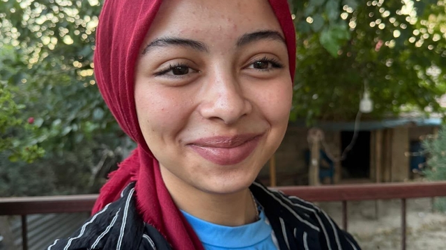 Ailesine mektup bırakarak evden ayrılan 16 yaşındaki Hacer sırra kadem bastı
'Kızım beni görüyorsan duyuyorsan Allah rızası için haber ver' diyerek 16 yaşındaki Hacer'e seslenen anne, evden ayrılan kızından gelecek umutlu haberi bekliyor