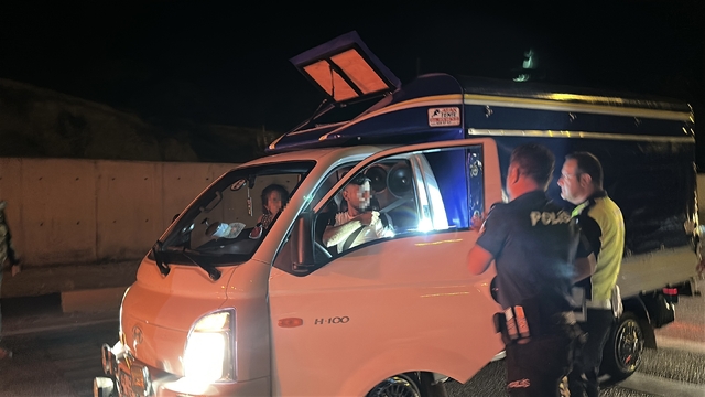 Ailesinin 'kaçırıldı' ihbarı polisi alarma geçirdi, film sahnelerini aratmayan operasyonla kurtarıldı
Rutin trafik uygulamasına takıldığını zanneden şüpheli ne olduğunu anlayamadan gözaltına alındı