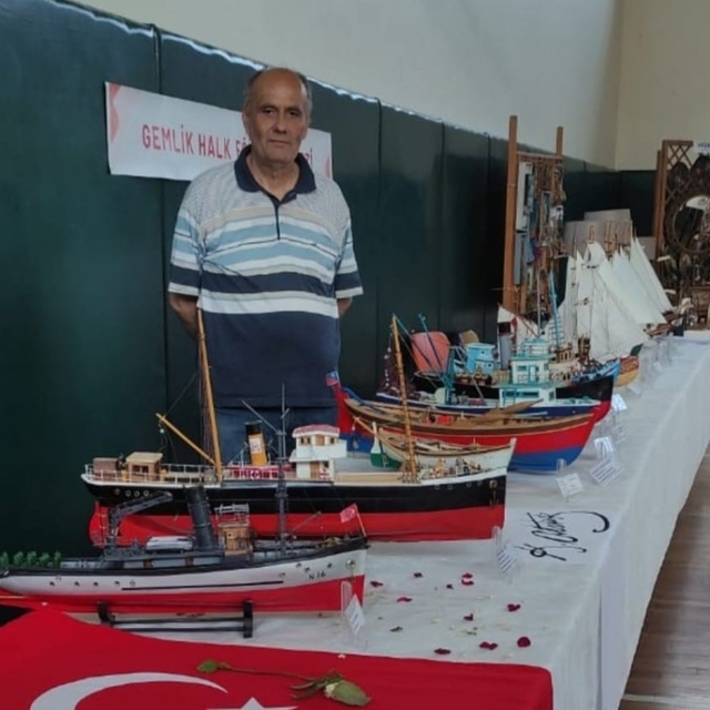 El emeğiyle tarihe yolculuk; Savaş gemilerini birebir ölçekle üretiyor
Geml...