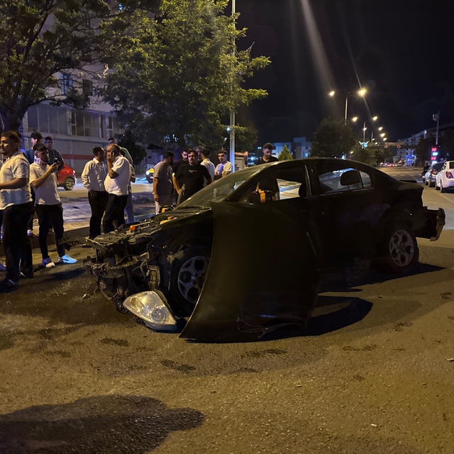 Iğdır'da otomobil aydınlatma direğine çarptı: 3 kişi yaralandı