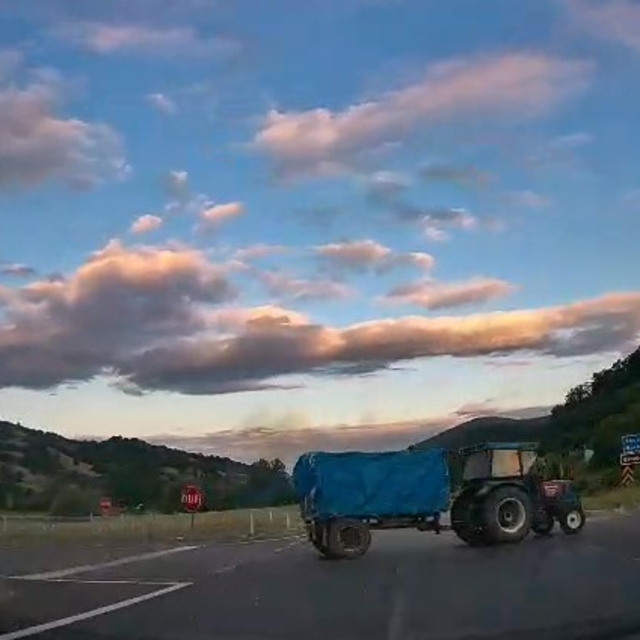 Önüne çıkan traktöre çarpmaktan kılpayı kurtuldu: O anlar kamerada