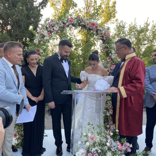 Başkan Öküzcüoğlu'nun en mutlu imzası
Alaşehir Belediye Başkanı Ahmet Öküzc...